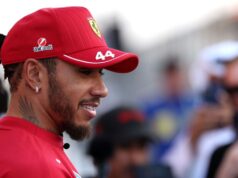 Hamilton diz que não se arrepende de ter ingressado na Ferrari; focado em 2026