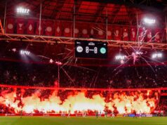 Jogo do Ajax abandonado após fogos de artifício e sinalizadores disparados nas arquibancadas