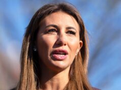 Os investigadores procuram um homem que apareceu no prédio comercial de Alina Hubbar com um bastão