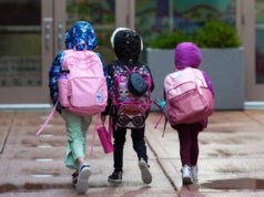 Moradores de Chicago dizem que a imigração está atacando crianças com gás lacrimogêneo