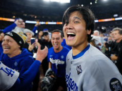 Depois de ganhar seu segundo prêmio consecutivo de MVP da NL, Shohei Ohtani se inclina para beijar… seu cachorro Decoy