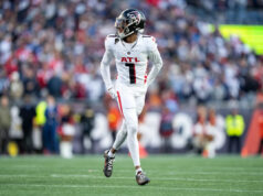 Raheem Morris, dos Falcons, revela que Darnell Mooney quebrou a clavícula no primeiro dia do campo de treinamento