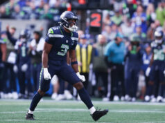 O novato dos Seahawks, Nick Emmanouri, ganha o prêmio de Estreante da Semana