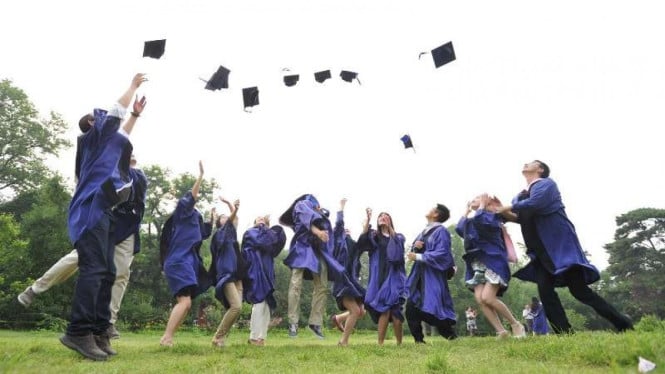 576a7632bf2cb-ilustrasi-wisuda_665_374.jpg