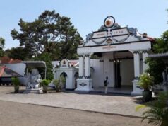 O gamelão no palácio Ngayogyakarta Hadiningrat para de ressoar até que o rei PB XIII seja enterrado