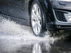 Maneiras seguras de dirigir durante chuvas e inundações