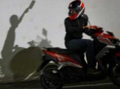 Momentos de um jovem Baduy sendo assaltado na capital, com o braço ferido e sua mercadoria esgotada