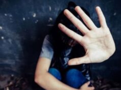 Depravado! Um homem assedia uma mulher que está orando