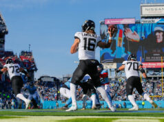 Trevor Lawrence sofreu uma concussão perto da linha lateral, causando uma briga pouco antes do intervalo