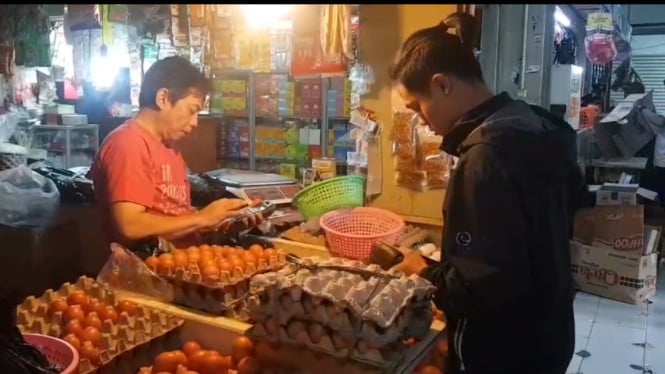 68d09526b62a6-pedagang-telur-sedang-melayani-pembeli-di-pasar-kosambi-bandung-jawa-barat_665_374.jpg