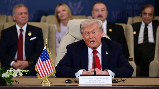 68edbd383f4ad-presiden-amerika-serikat-as-donald-trump-di-ktt-perdamaian-gaza_665_374.jpg