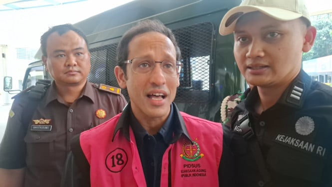 68eddccd3e4b0-nadiem-makarim-tengah-di-kejaksaan-agung_665_374.jpg