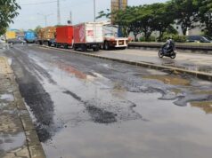 A inundação recua, o asfalto em Jalan Kaligawe Semarang é severamente descascado