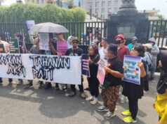 Multidões pedem a libertação dos ativistas Pati “Firm e Botok” em frente à sede da polícia regional de Java Central