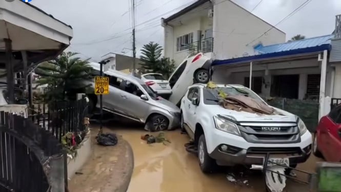 690c1425f4099-mobil-tumpuk-akibat-banjir-bandang-yang-dipicu-topan-kalmaegi-di-cebu-filipina_665_374.jpg