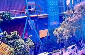 Seconds Unpak Student cai do 3º andar, supostamente pulando de propósito