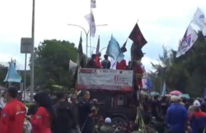 Centenas de trabalhadores bloqueiam a estrada em frente ao Gabinete do Regente de Karawang, estas são as suas exigências!