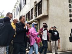 Roy Suryo Cs examinado como suspeito no caso Jokowi, traz evidências e é recebido pelas mães