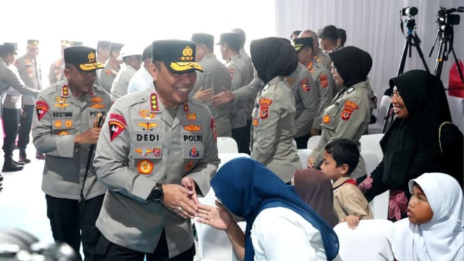 6915eb7a7ff0c-wakapolri-komjen-pol-dedi-prasetyo-saat-bakti-sosial-di-sma-ktb-bogor_665_374.jpeg