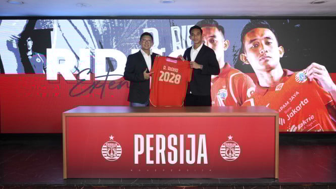 6918a9003dc3f-persija-jakarta-perpanjang-kontrak-rizky-ridho-sampai-2028_665_374.jpg
