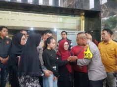 Reni foi atraída por um salário de IDR 15 milhões por mês na China, aparentemente ela foi vendida como noiva por correspondência