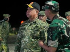 Dezenas de soldados do TNI saltam à noite na área de Babel, treinando para infiltração em mineração ilegal