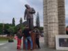 Estátua viral inclinada de Bung Karno na Praça Indramayu