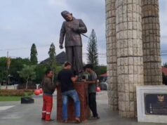 Estátua viral inclinada de Bung Karno na Praça Indramayu