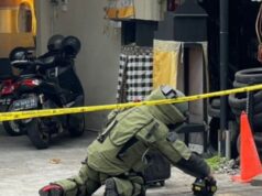 Uma mala suspeita e sem dono em frente ao salão faz com que a Equipe Jibom da Polícia de Bali intervenha, descobre-se o conteúdo…