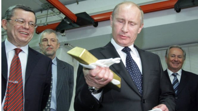 69228f5ad7332-vladimir-putin-memegang-emas-cadangan-milik-rusia_665_374.jpg