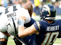 Justin Herbert retorna com uma luva protetora na mão esquerda