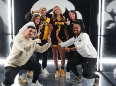 Papai compartilha vídeo sincero do dia de assinatura do basquete feminino de Iowa