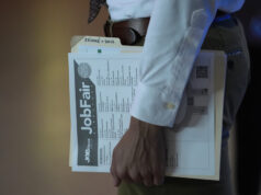 No mundo excêntrico da Fox, demissões em massa significam ‘boas notícias’ para Trump