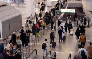 Companhias aéreas cancelam 3.200 voos nos EUA em meio a temores de que as viagens possam ‘desacelerar’ | Notícias de viagens