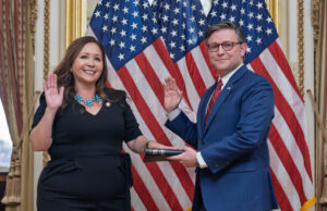 O presidente da Câmara encerrou o impasse amargo e empossou Adelita Grijalva