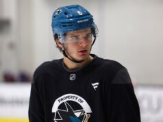 Os San Jose Sharks mantêm Sam Dickinson na NHL. O jogo será contra o Detroit Red Wings