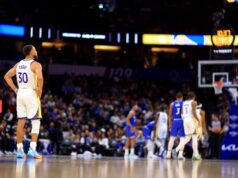 Com lesão no tornozelo, Steph Curry, dos Warriors, passa por cima de Vince Carter