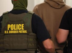 Jornalista britânico retorna ao Reino Unido após ser detido pelo ICE