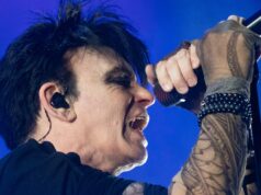 O pioneiro ícone da música dos anos 80 começou a chorar no palco depois de saber que seu irmão havia “morrido repentinamente”.