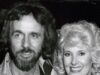 Nascida neste dia em 1935, compositora de sucesso e viúva de Tammy Wynette, que escreveu uma música clássica para o ex-marido de Wynette