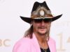 Kid Rock presta homenagem a Charlie Kirk adicionando um verso a uma música country