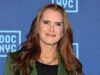 Brooke Shields ‘meio viciada’ neste creme bronzeador para o rosto