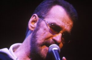 Nascido neste dia em 1942, amigo de longa data de Kris Kristofferson, co-estrela de cinema e tecladista que escreveu sucessos para Charlie Rich e Waylon Jennings