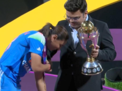 Harmanpreet Kaur tenta tocar os pés de Jay Shah antes de levantar o troféu, reação viral do presidente da ICC: Assistir | Notícias de críquete