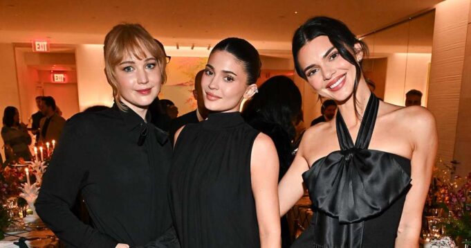 Jennifer-Lawrence-Reunites-With-Kendall-and-Kylie-Jenner-After-Calling-Sister-Kourtney-Annoying.jpg