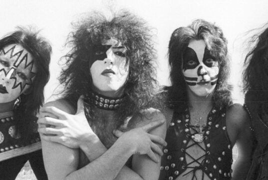3 não suportava nem lendas da música, incluindo um certo Gene Simmons que disse estar “esperando para morrer”.