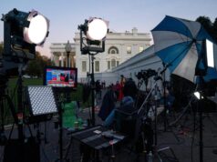 É estranho para os meios de comunicação receberem o salão de baile da Ala Leste por proprietários de empresas