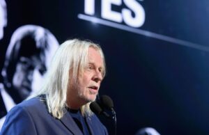 O ex-tecladista do Yes, Rick Wakeman, diz que a recente cirurgia no cérebro “não parece afetar meu jeito de tocar piano”