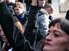 Manifestantes contra a abertura da loja Shin