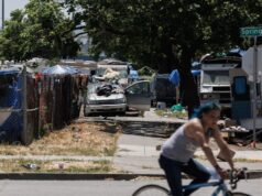 Juiz suspende plano do governo Trump para desviar bilhões de dólares de moradias para moradores de rua